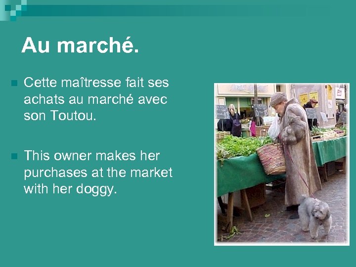 Au marché. n Cette maîtresse fait ses achats au marché avec son Toutou. n