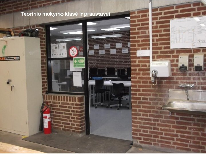 Teorinio mokymo klasė ir praustuvai 