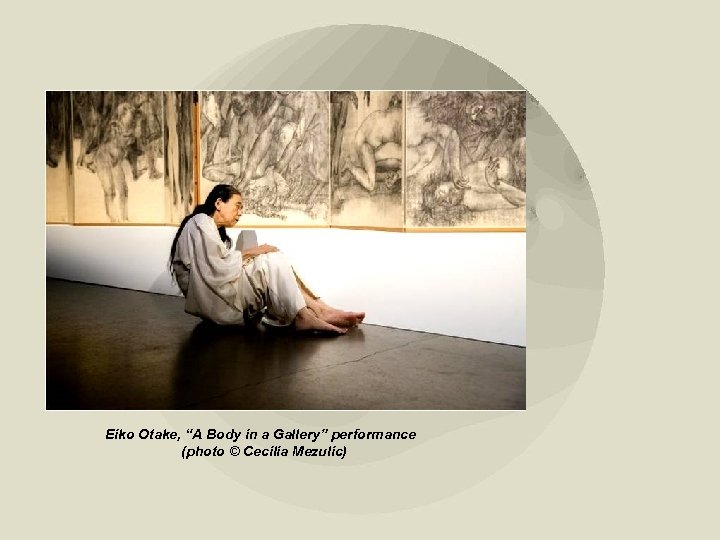  Eiko Otake, “A Body in a Gallery” performance (photo © Cecilia Mezulic) 