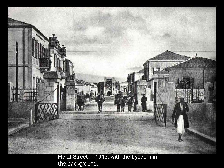 Herzl Street in 1913, with the Lyceum in the background. 