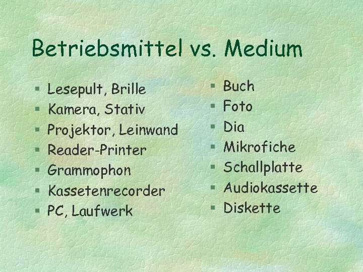Betriebsmittel vs. Medium § § § § Lesepult, Brille Kamera, Stativ Projektor, Leinwand Reader-Printer