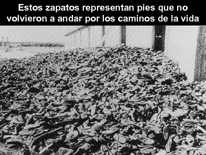 Estos zapatos representan pies que no volvieron a andar por los caminos de la