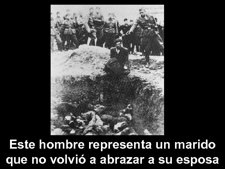 Este hombre representa un marido que no volvió a abrazar a su esposa 