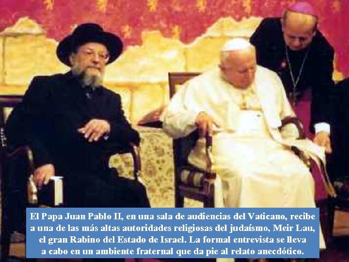 El Papa Juan Pablo II, en una sala de audiencias del Vaticano, recibe a