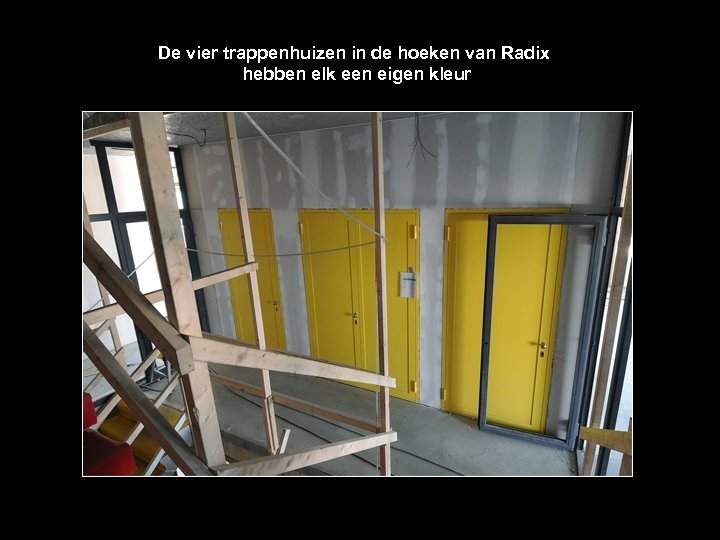 De vier trappenhuizen in de hoeken van Radix hebben elk een eigen kleur 