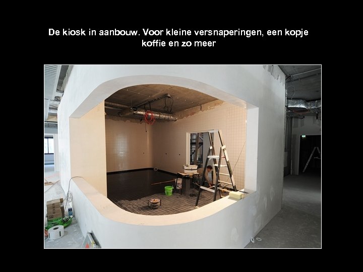 De kiosk in aanbouw. Voor kleine versnaperingen, een kopje koffie en zo meer 