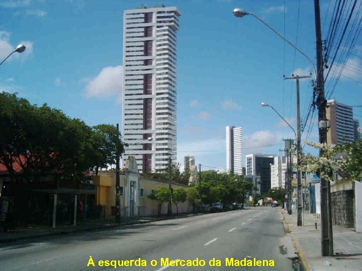 À esquerda o Mercado da Madalena 