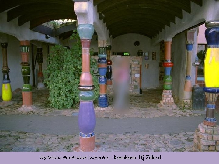 Nyilvános illemhelyek csarnoka - Kawakawa, Új Zéland. 