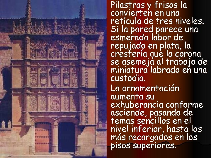 Pilastras y frisos la convierten en una retícula de tres niveles. Si la pared