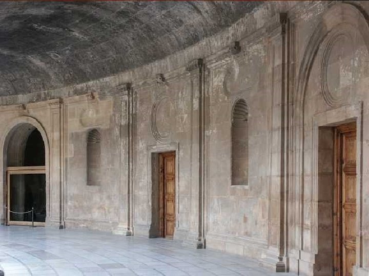 Su severa tipología queda reforzada por la bóveda anular que presiona el primer piso