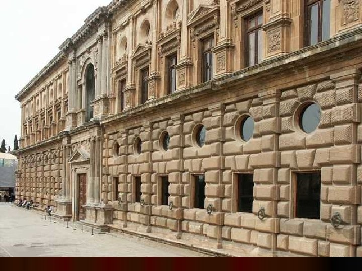 Exteriormente, se distribuye también en dos pisos: el inferior almohadillado a la rústica; en