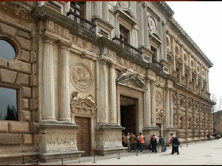 Aunque el proyecto inicial preveía la decoración de las portadas de los cuatro lados,