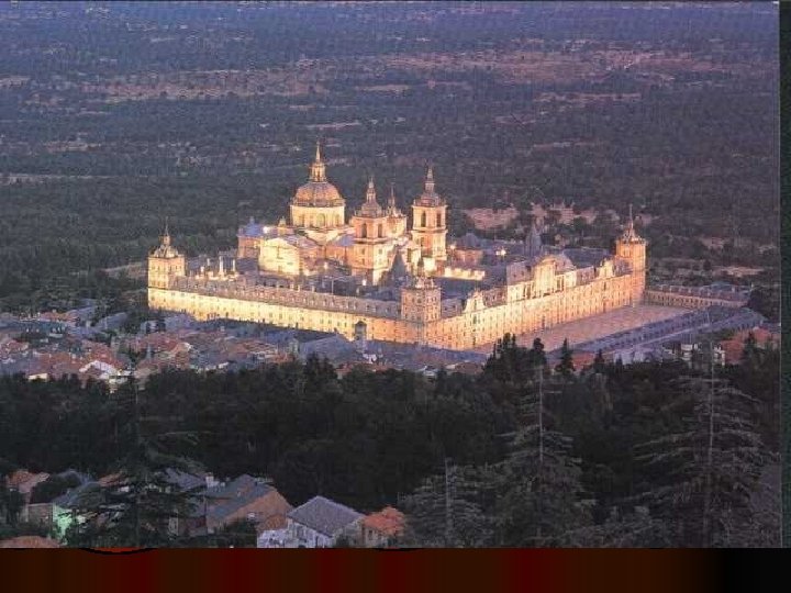 La sierra de Guadarrama ofrecía condiciones ventajosas para su emplazamiento: estratégicamente situada en el