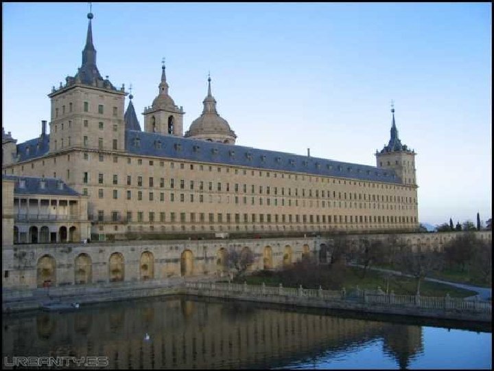 Completan la monotonía las pronunciadas cubiertas de pizarra negra, y rompen con ella las