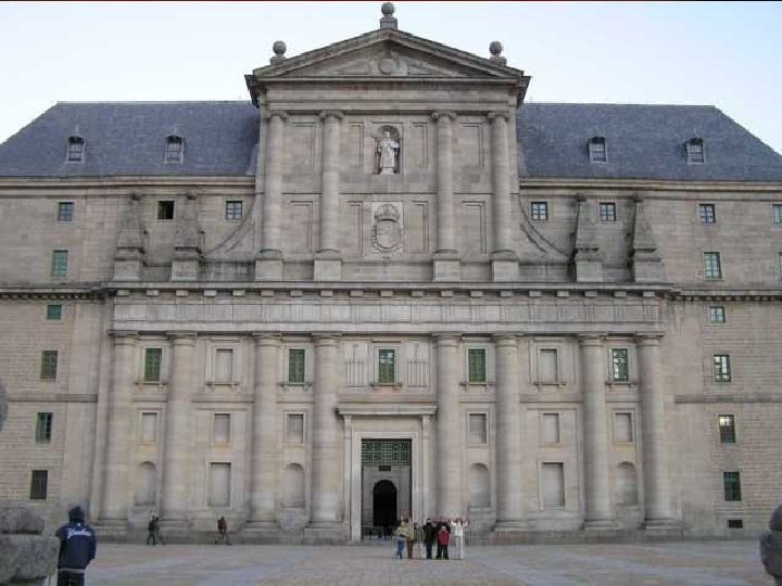 En la fachada occidental Herrera rompe la austeridad del edificio con un cuerpo central