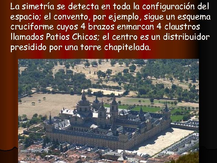 La simetría se detecta en toda la configuración del espacio; el convento, por ejemplo,