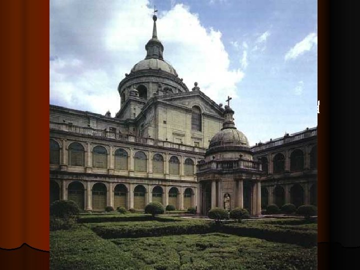 l El claustro de los Evangelistas es una galería de doble piso, con semicolumnas