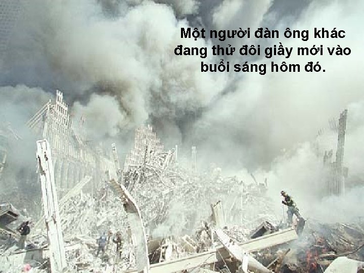 Một người đàn ông khác đang thử đôi giầy mới vào buổi sáng hôm