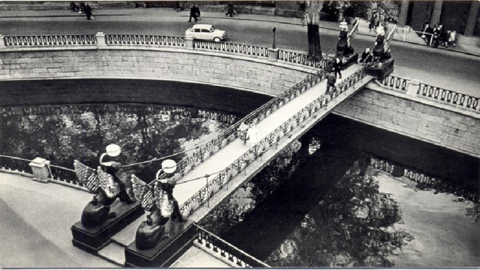 История Необходимость строительства моста была вызвана ростом населения в районе, прилегающем к Екатерининскому каналу.