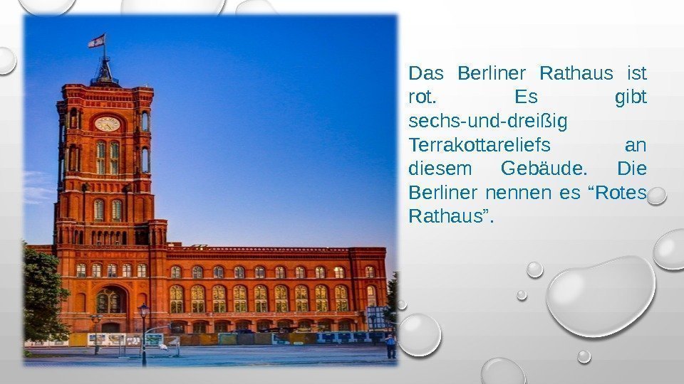 Das Berliner Rathaus ist rot.  Es gibt sechs-und-dreißig Terrakottareliefs an diesem Gebäude. 